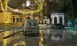 Eyüp Sultan Camii'nde Korku Dolu Anlar: Namaz Esnasında Havaya Ateş Açan Şahıs Cemaat Tarafından Etkisiz Hale Getirildi!