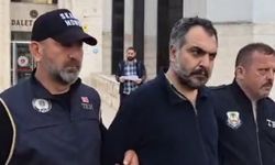 Öğretmen Gözaltına Alınırken Vatandaştan Tepki Yağdı: "Alnına Ay-Yıldız, Kalbine Atatürk Yaptıracağız!"