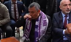 Özgür Özel’e Hopa’da Müzikli Sürpriz: Vatandaşlar Özel Olarak Besteledikleri Şarkıyı Hep Birlikte Söyledi!