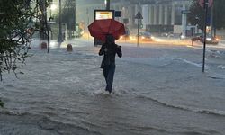 Yağmurlar Ne Zaman Bitecek? AKOM Tarih Verdi: İstanbul'da Şiddetli Sağanak ve Fırtına Alarmı!