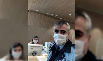 Zabıta memuru, ATM'de unutulan parayı buldu.