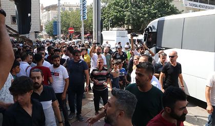 Şanlıurfa'da kaçak cep telefonu satan esnafla polis arasında gerginlik