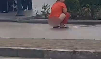 Bursa'da şok görüntü; Bir adam iki gündür aynı yere büyük tuvaletini yapıyor
