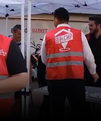 Eskişehir'de CHP'li gençler diploma dağıttı