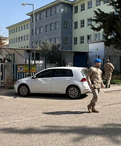 SON DAKİKA | Siverek’te Lisede Silahlı Saldırı Dehşeti: Özel Harekat Bölgeye Sevk Edildi