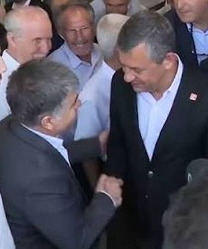 Mahkeme Kararı Sonrası Diyarbakır’da Özgür Özel İzdihamı: Yakasındaki Rozeti Çıkarıp Hediye Etti!