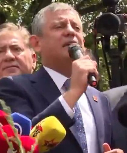 Özgür Özel’den Meclis Önünde Gövde Gösterisi: "Siz Olmasaydınız Kürsüyü Gasbedeceklerdi!"