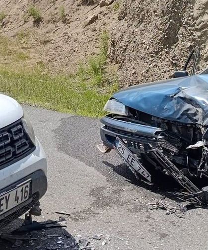 Iğdır'da İki Otomobil Kafa Kafaya Çarpıştı: 4 Yaralı! Vatandaştan "Mayın Tarlası" İsyanı