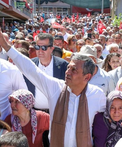 Özgür Özel'den Manisa'da 'AK Parti Seçmeni' Mesajı: "Kendi Akrabalarıma Düşmanlık Yapar mıyım?"