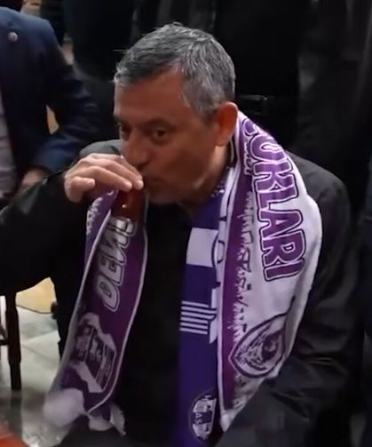 Özgür Özel’e Hopa’da Müzikli Sürpriz: Vatandaşlar Özel Olarak Besteledikleri Şarkıyı Hep Birlikte Söyledi!