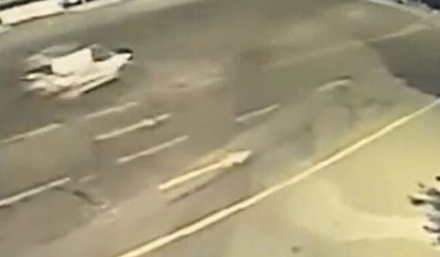 Feribota doğru hızla ilerleyen araba denize uçtu