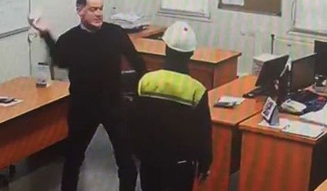 Fabrika sahibi, işçiyi hazır olda bekletti, eline vurdu, yüzüne kağıt fırlattı