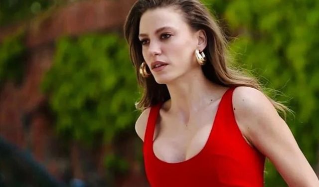 Serenay Sarıkaya göğüs dekolteli elbisesi ile sosyal medyayı salladı