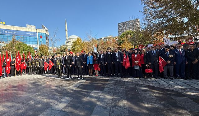 Küçükçekmece tam kadro Cumhuriyet Bayramı töreninde