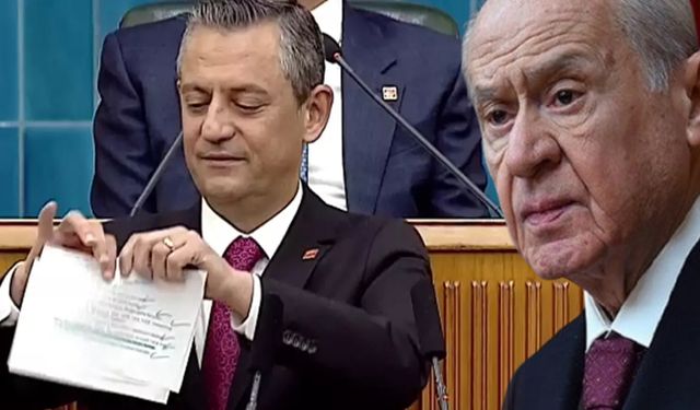 Özgür Özel'den şok hareket; Bahçeli'nin konuşmasını yırttı