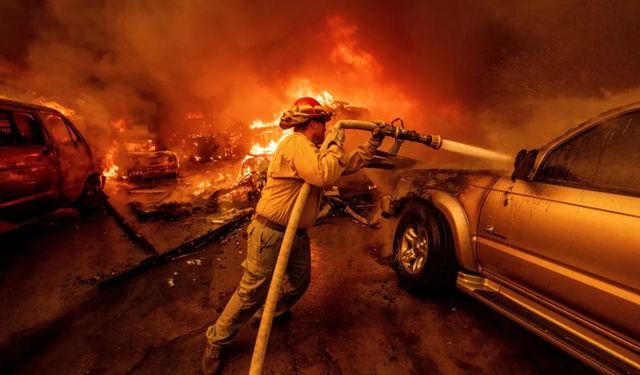 Los Angeles'ta şiddetlenen rüzgar yangını körüklüyor