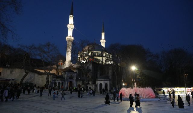 Eyüp Sultan Camii Berat Kandili'nde doldu taştı