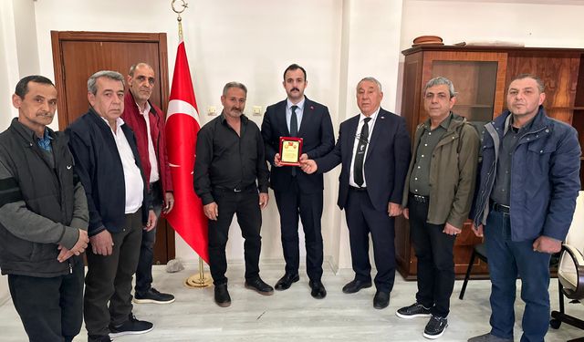 Serdar Ünsal'dan Iğdır vali yardımcılarına plaket