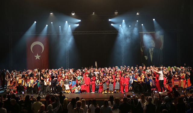 Küçükçekmece’de Halk Dansları Topluluğu’ndan müthiş final