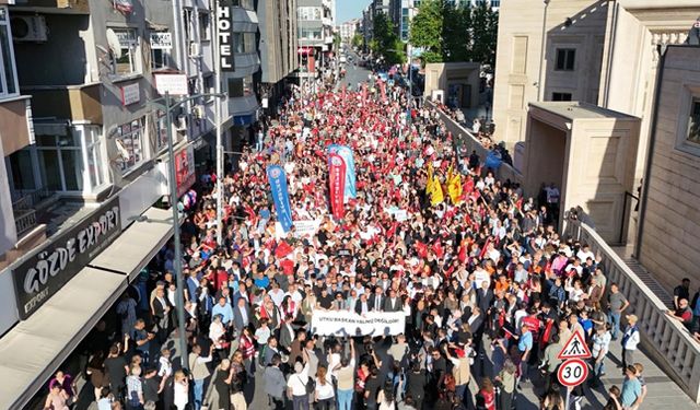 Avcılar halkı gözaltındaki başkanları için yürüdü