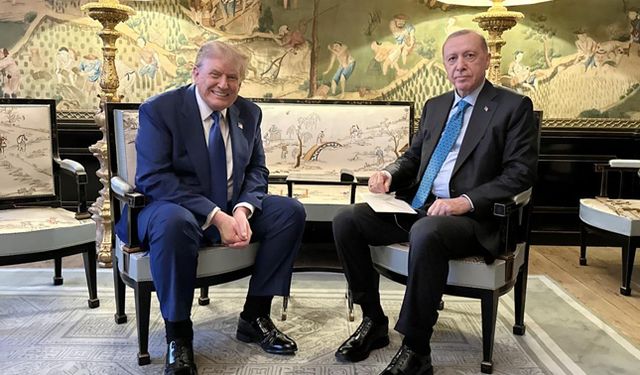 Erdoğan ile Trump'tan Hollanda'da mini zirve; Erdoğan'ın zarfı dikkat çekti