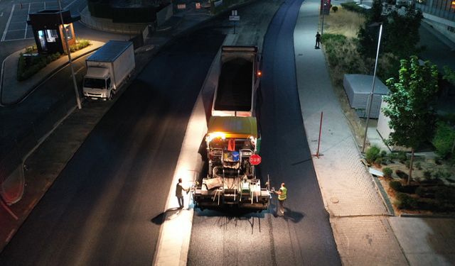 Küçükçekmece’de asfalt çalışması gece gündüz sürüyor