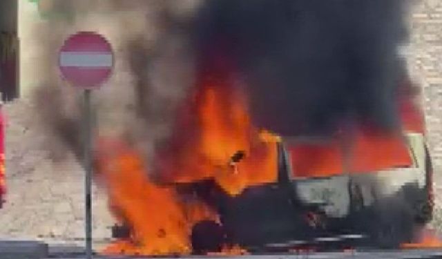 Üsküdar’da Seyir Halindeki Minibüs Alev Alev Yandı! İtfaiye Müdahale Ediyor