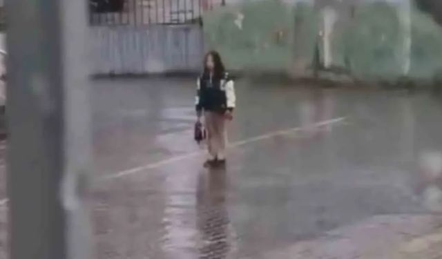 Iğdır'da bir çocuk yağmur altında İstiklal Marşı'na devam etti