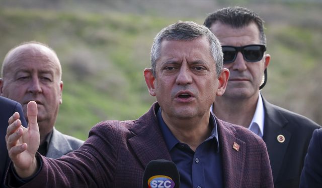 Özgür Özel'den Lütfü Savaş'a: Mikroba niye mikropluk yapıyorsun diye sorulmaz