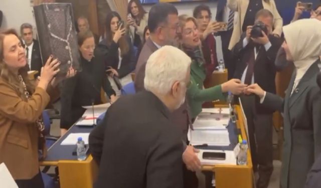 Meclis’te Saliha’nın Hırkası: “Bu Hırkayı Artık Giyemiyor”