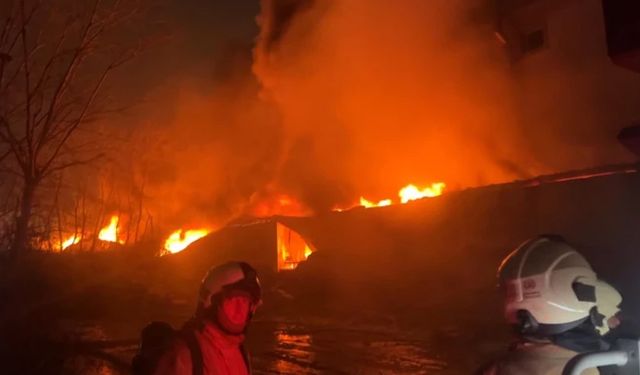 Esenyurt'ta korkutan fabrika yangını; Yangın patlamalara sebep oldu