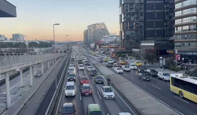 İstanbul'da don alarmı; Buzlanma trafiği etkiliyor
