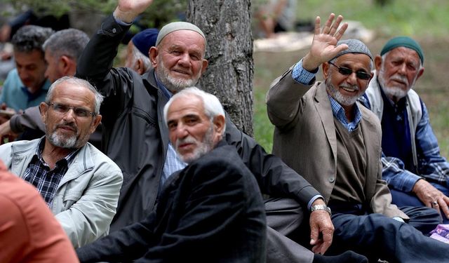 Meclis'te "Emekli" Tansiyonu: Kürsüye Yüründü, 20 Bin Lira Kabul Edildi!