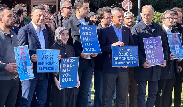 Boğaziçi Üniversitesi'nde Özgür Özel'e Yoğun İlgi: Akademisyenlerin Nöbetine Destek Verdi