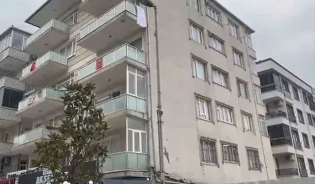 Küçükçekmece'de kayma olan bina tahliye edildi