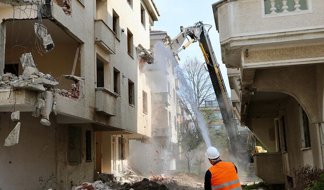 Büyükçekmece'de Dönüşüm Devam Ediyor; 5 Riskli Yapı Yıkıldı