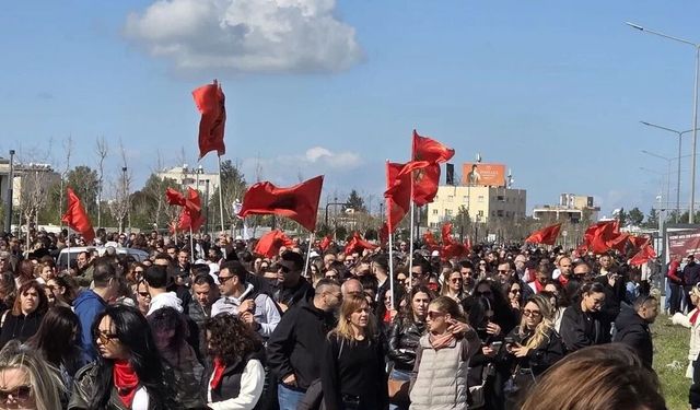 KKTC’de "Hayat Pahalılığı" İsyanı: Binlerce Kişi Meclis Kapısına Dayandı!