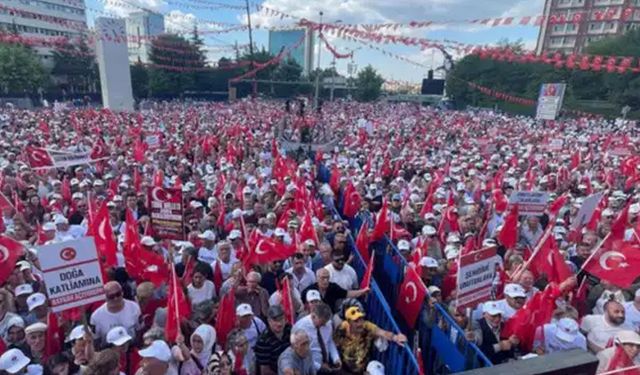 Ankara’da Dev "Bayrak Mitingi": Dervişoğlu Sert Çıktı, Mansur Yavaş Tandoğan’da Saf Tutti!