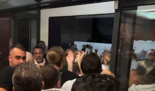 CHP İzmir İl Binalarında Atama Krizi: Özgür Özel’in Fotoğrafları İndirildi, Partililer Birbirine Girdi!