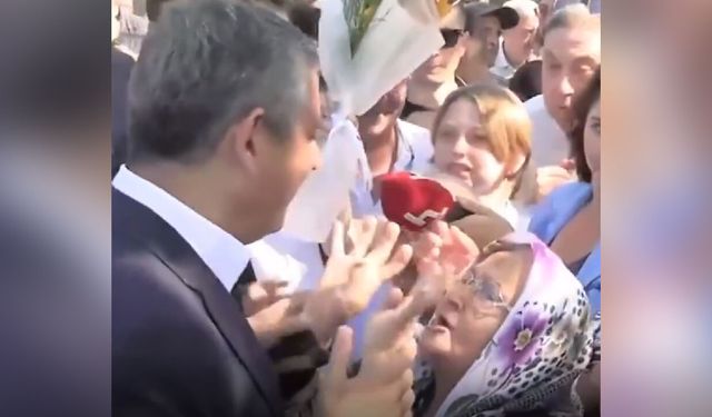İzmir’de Özgür Özel’e Duygusal Destek: "Üzüntüden 4 Kilo Verdim" Diyen Seçmene "Üzülme" Tesellisi!