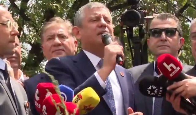 Özgür Özel’den Meclis Önünde Gövde Gösterisi: "Siz Olmasaydınız Kürsüyü Gasbedeceklerdi!"