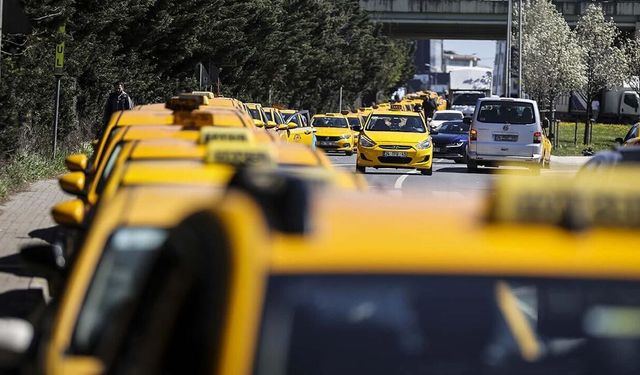Başkent Taksilerinde 'NATO' Standartları: Beyaz Gömlek, Lokum ve Kolonya Dönemi