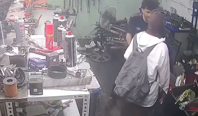 İSTANBUL'DA BİTMEYEN SKANDAL: Aynı Kadının Takı Mağazasındaki Taciz Görüntüleri Ortaya Çıktı!