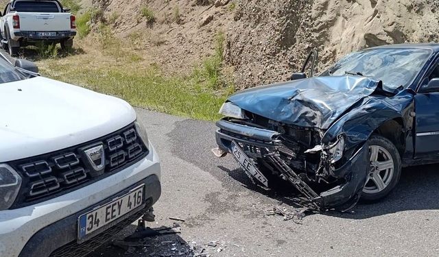 Iğdır'da İki Otomobil Kafa Kafaya Çarpıştı: 4 Yaralı! Vatandaştan "Mayın Tarlası" İsyanı