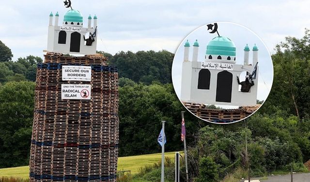 Kuzey İrlanda'da İnfial Yaratan Provokasyon: Cami Maketini Ateşe Verdiler