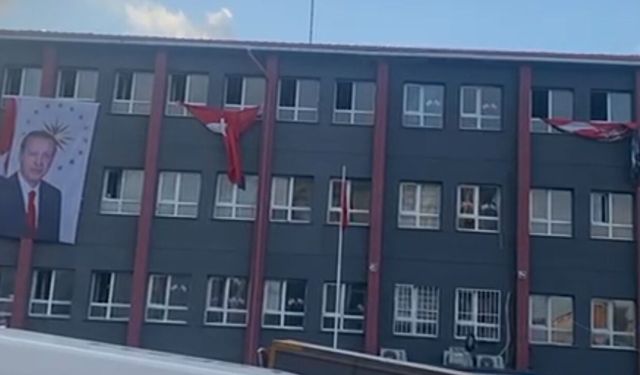Arnavutköy'deki Okulda Bayrak Detayı Dikkat Çekti: Türk Bayrağı ve Atatürk Posteri Rüzgara Bırakıldı
