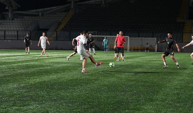 Avcılar’ın mahalleleri yeşil sahada kozlarını paylaşıyor