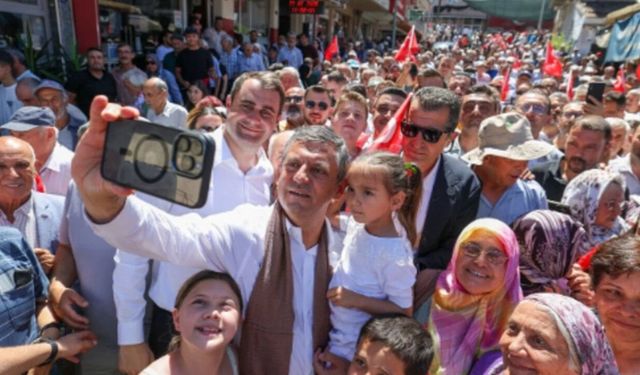 Özgür Özel'e Karamürsel'de İzdiham Yaratan Sevgi Seli: Korumalar Zor Anlar Yaşadı