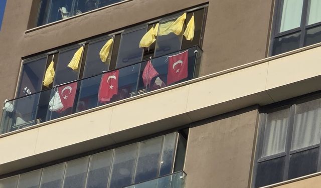 Sarı Torba Akımı Sokaklara Taştı: Stadyumdan Sonra Başakşehir'de Bir Balkona Asıldı