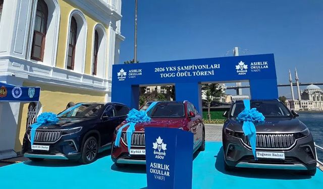 YKS 2026 Birincilerine Kabataş Erkek Lisesi'nde Büyük Ödül: 3 Şampiyona Togg Hediye Edildi!